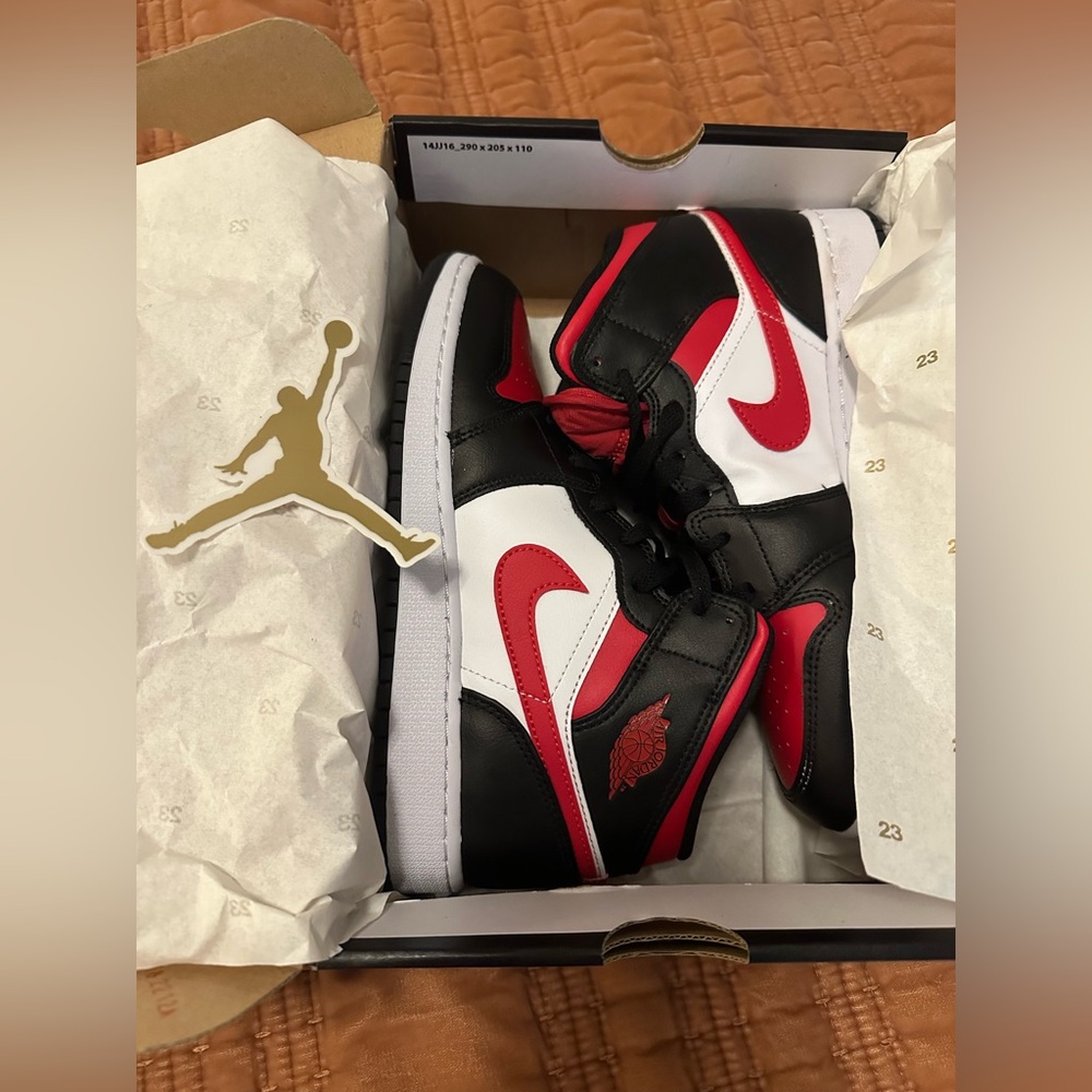 Jordan Air Jordan 1 Mid EUC - Picture 6 of 8